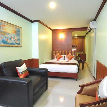 Sky Suites Bangkok Bagian luar foto