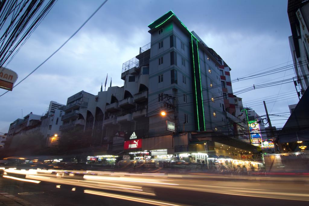 Sky Suites Bangkok Bagian luar foto