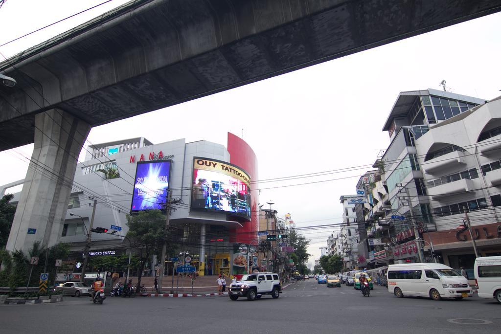 Sky Suites Bangkok Bagian luar foto
