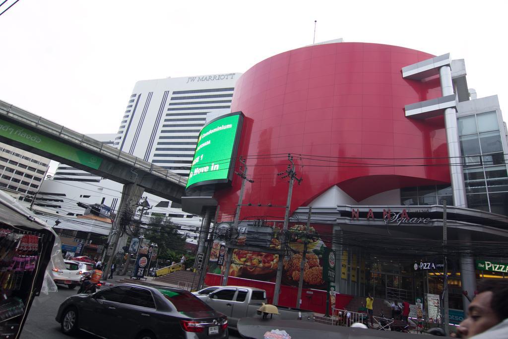 Sky Suites Bangkok Bagian luar foto