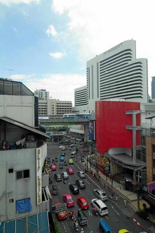 Sky Suites Bangkok Bagian luar foto