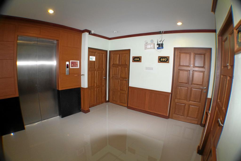 Sky Suites Bangkok Bagian luar foto