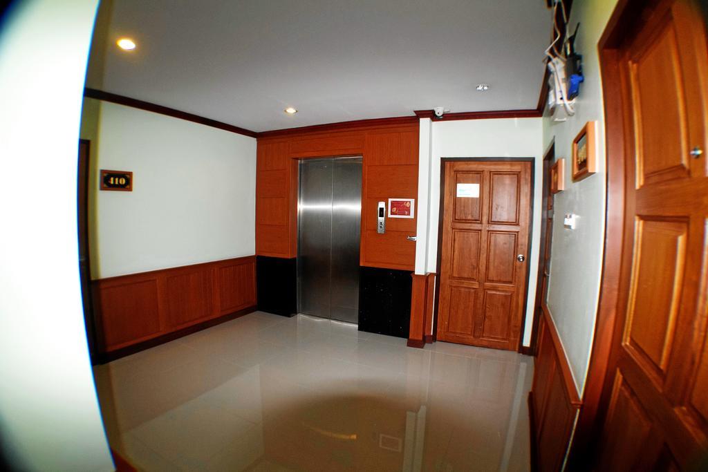 Sky Suites Bangkok Bagian luar foto
