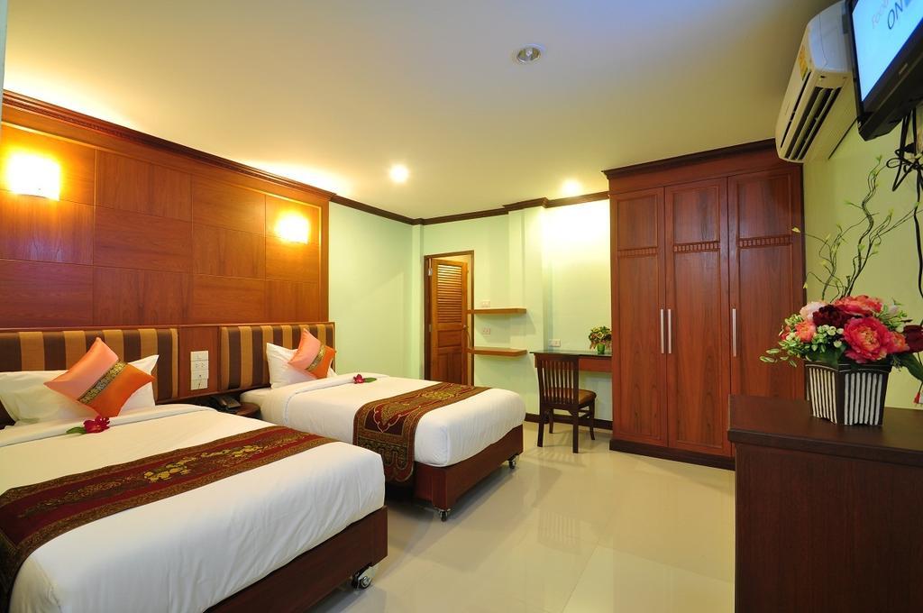Sky Suites Bangkok Bagian luar foto