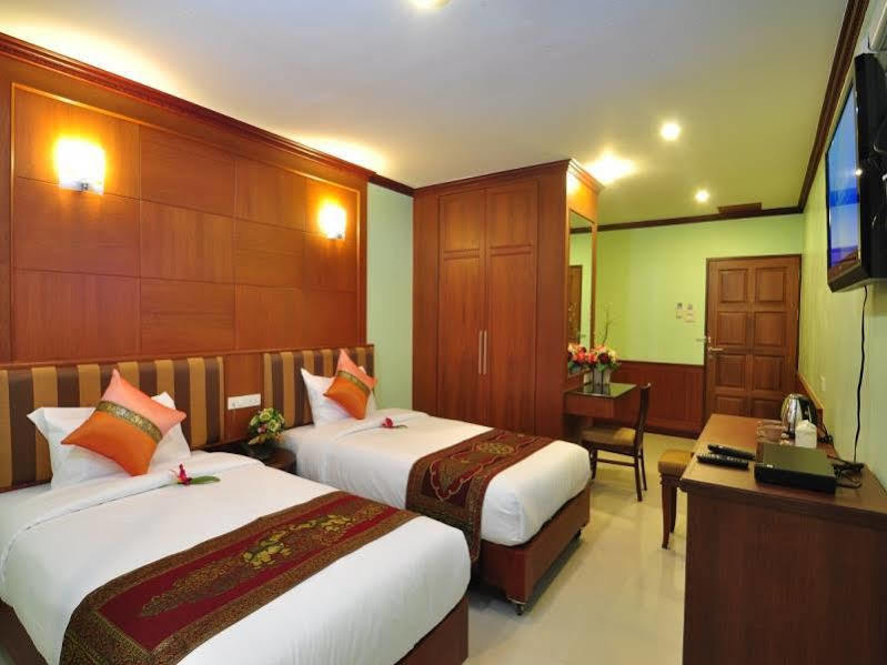 Sky Suites Bangkok Bagian luar foto