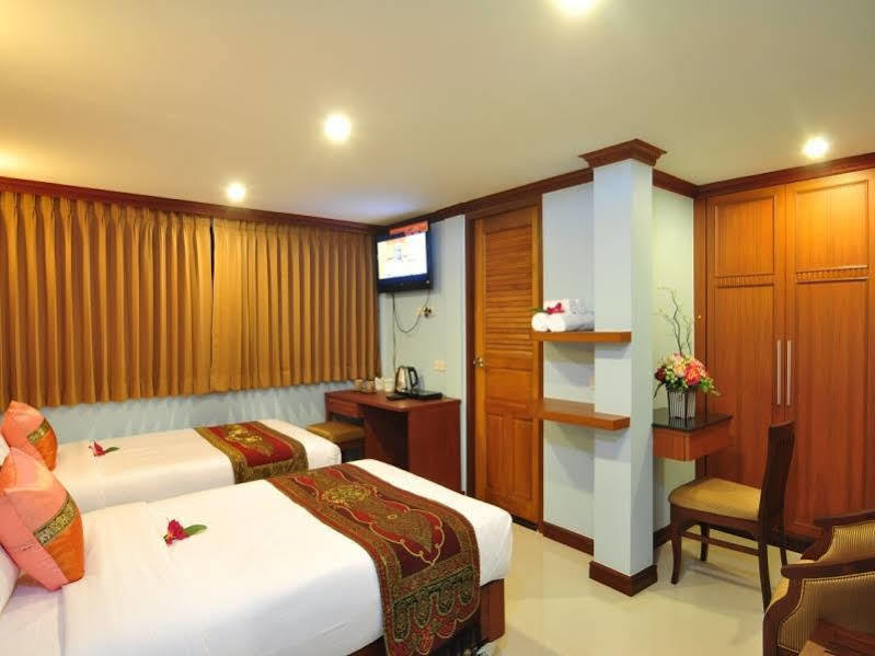 Sky Suites Bangkok Bagian luar foto