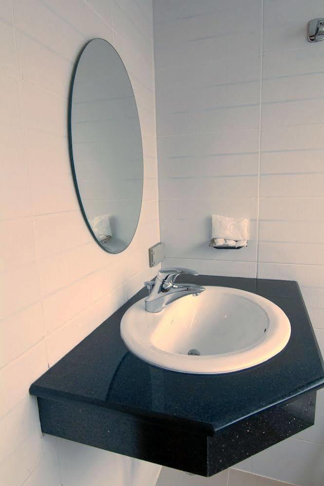 Sky Suites Bangkok Bagian luar foto