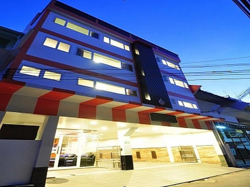Sky Suites Bangkok Bagian luar foto